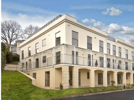 A MODERN FIRST FLOOR 2 BEDROOM APARTMENT CLOSE TO TORQUAY SEA FRONT