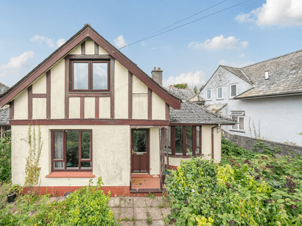 FOUR BEDROOM DORMER BUNGALOW ON OUTSKIRTS OF TOWN CENTRE