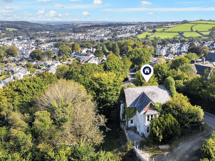 SET OVER 3230 SQ. FT. ON A 0.33 ACRE PLOT. A WONDERFUL DEVELOPMENT OPPORTUNITY.