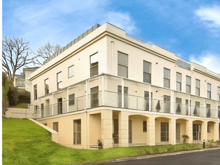 A MODERN FIRST FLOOR 2 BEDROOM APARTMENT CLOSE TO TORQUAY SEA FRONT